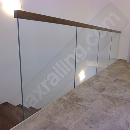 Стъклен парапет